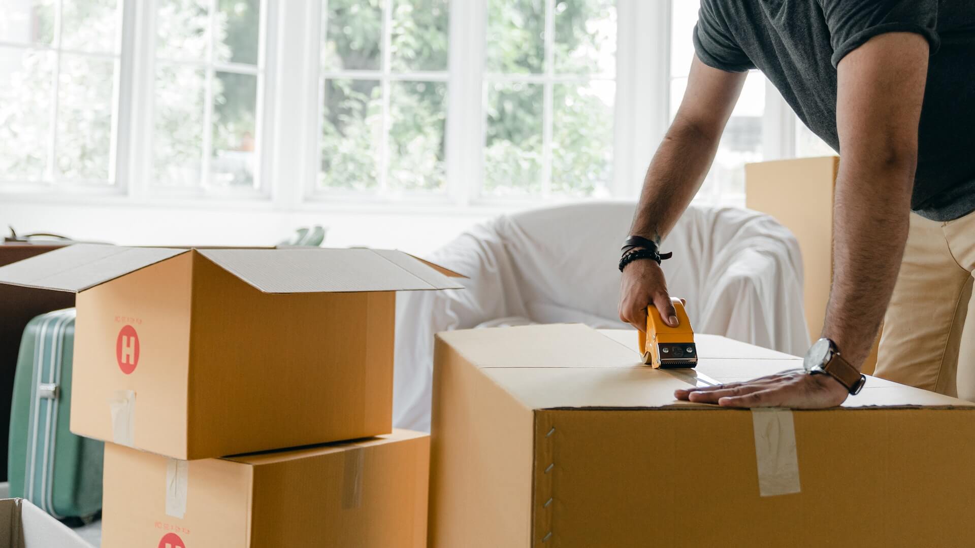 Is it cheaper to hire movers on weekdays